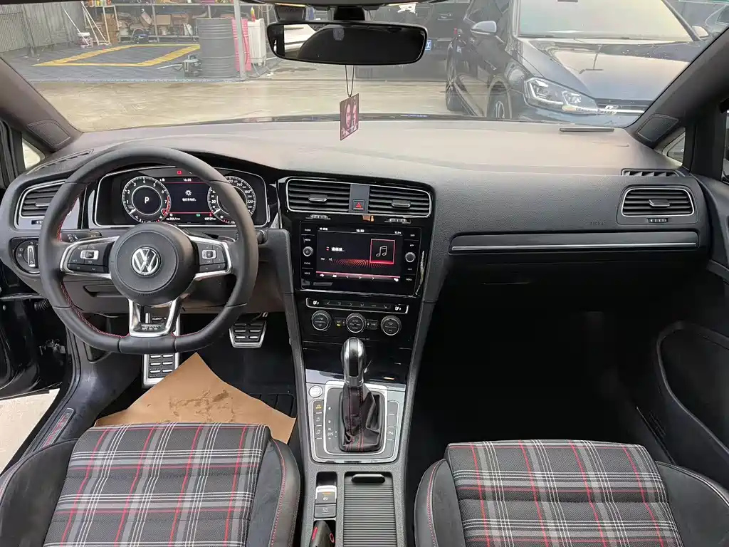 VOLKSWAGEN GOLF GTI 2019