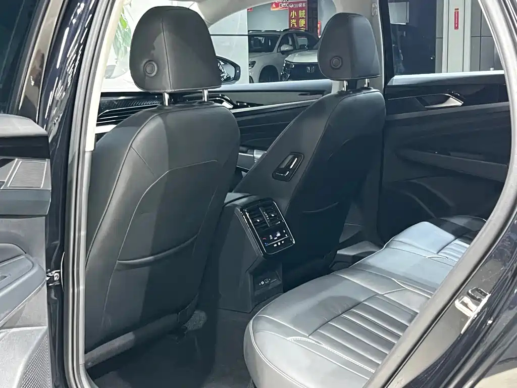 VOLKSWAGEN PASSAT 2023