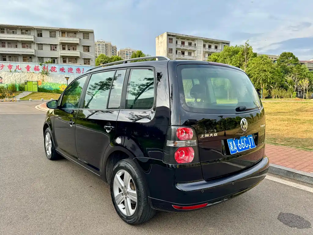 VOLKSWAGEN TOURAN 2015