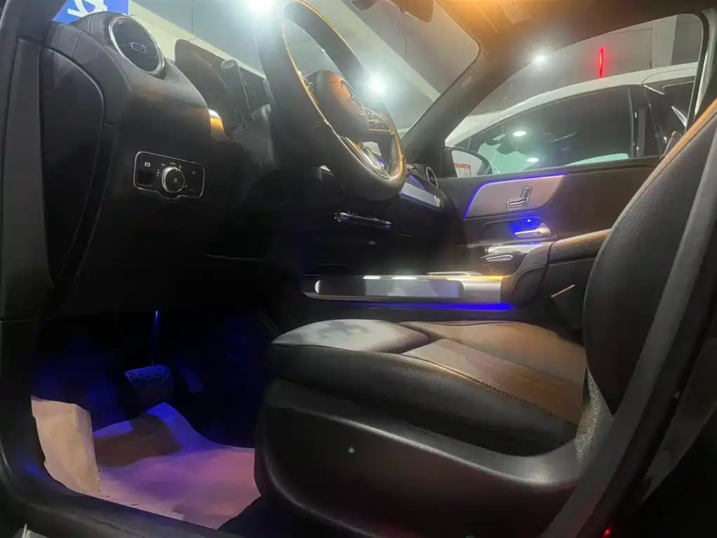 MERCEDES BENZ GLB 2025