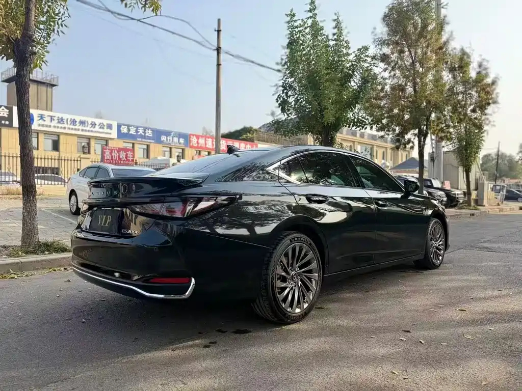 LEXUS ES 2025