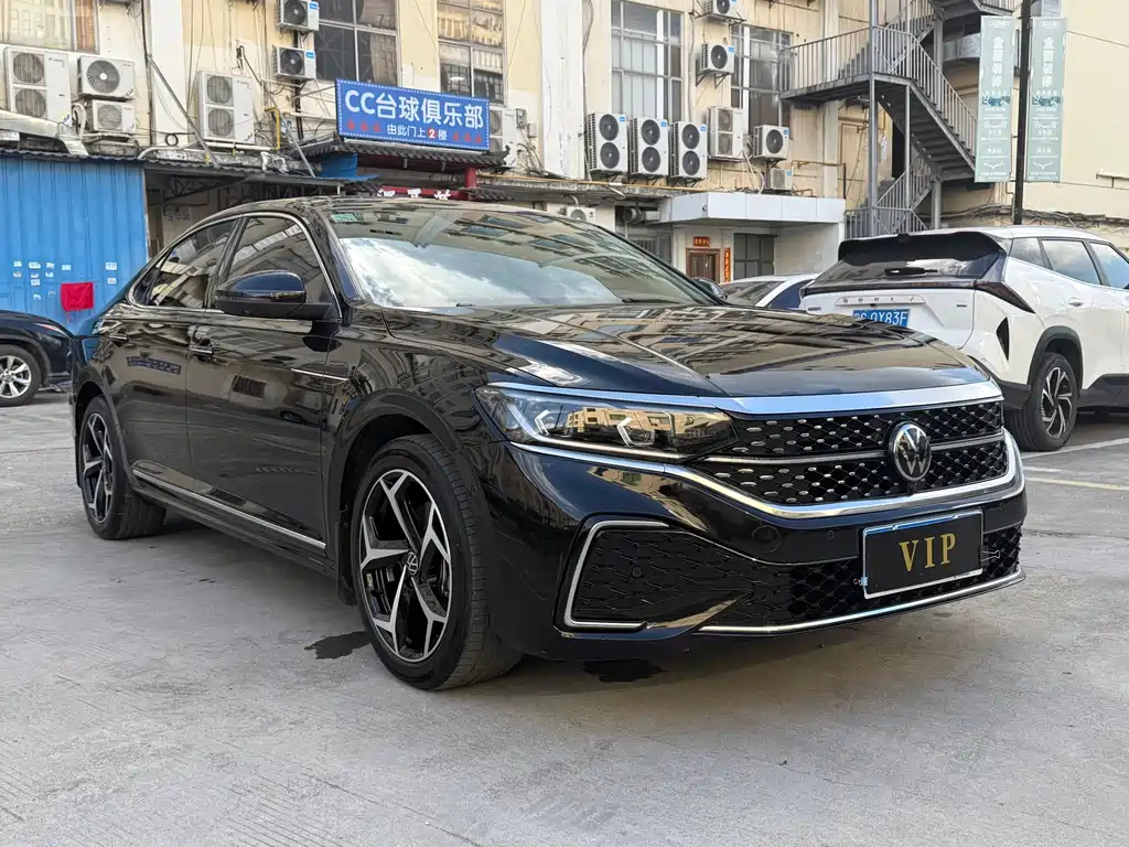 VOLKSWAGEN PASSAT 2024