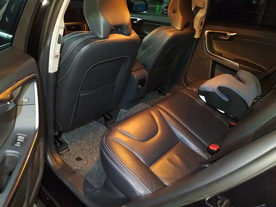 VOLVO V60 2014