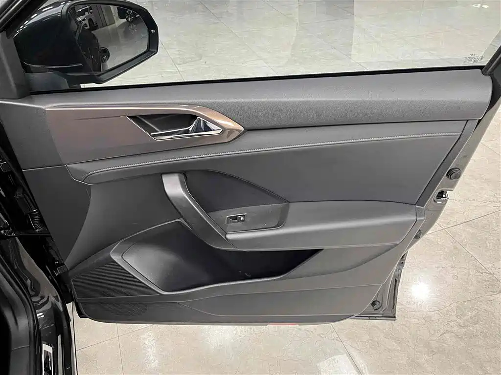 VOLKSWAGEN THARU 2021