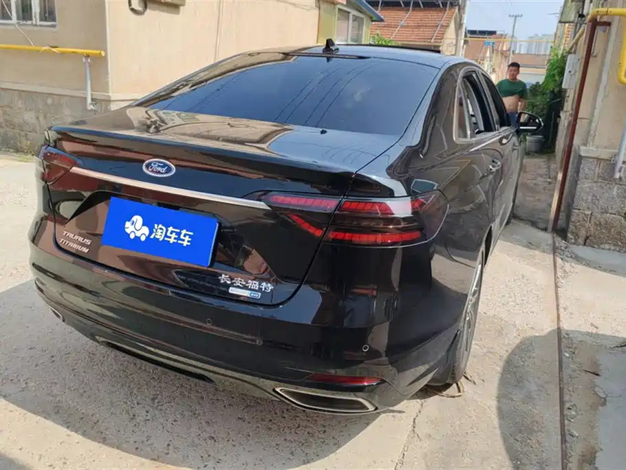 FORD TAURUS 2020