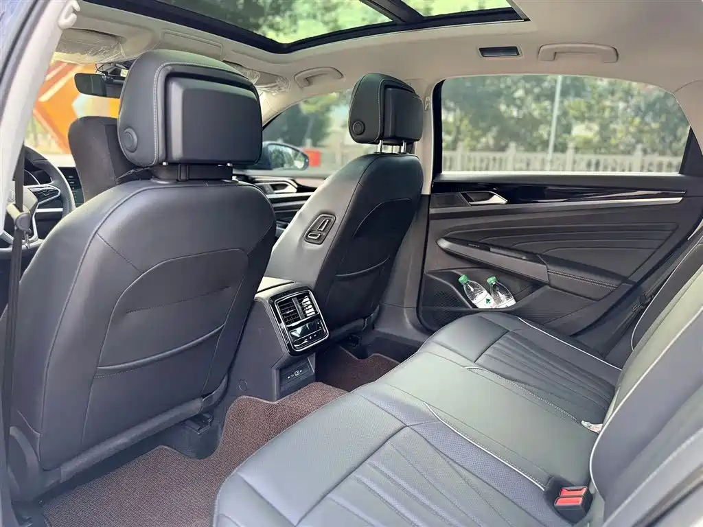 VOLKSWAGEN PASSAT 2024