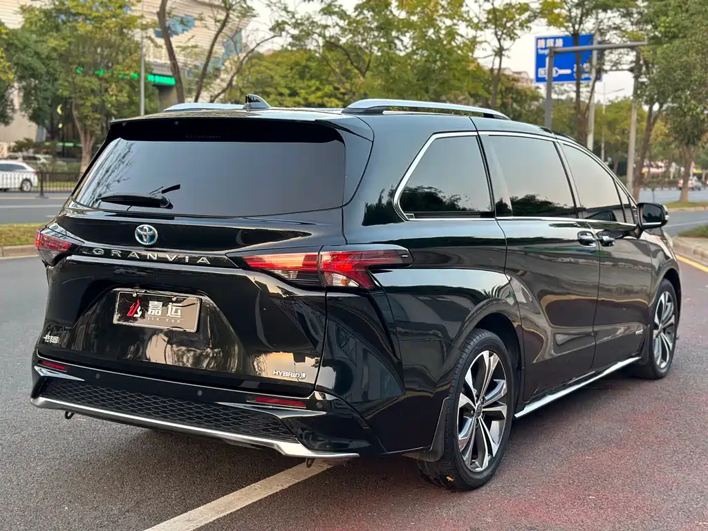 TOYOTA GRANVIA 2023