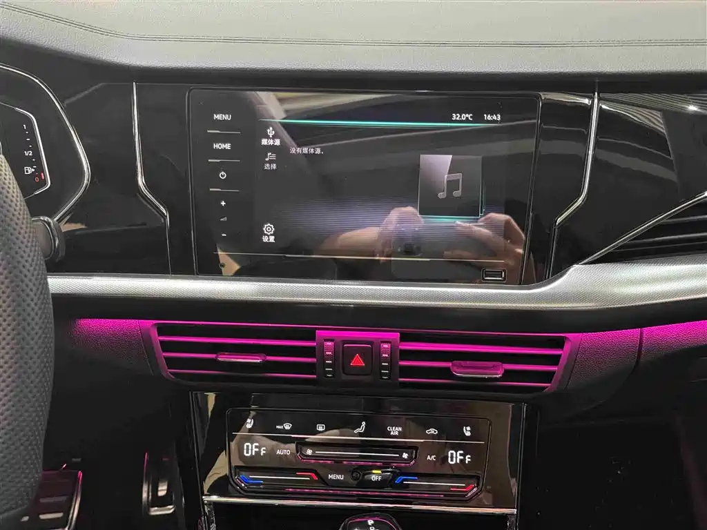 VOLKSWAGEN PASSAT 2024