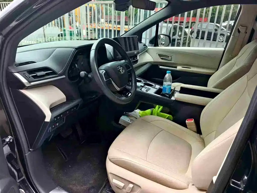 TOYOTA GRANVIA 2023