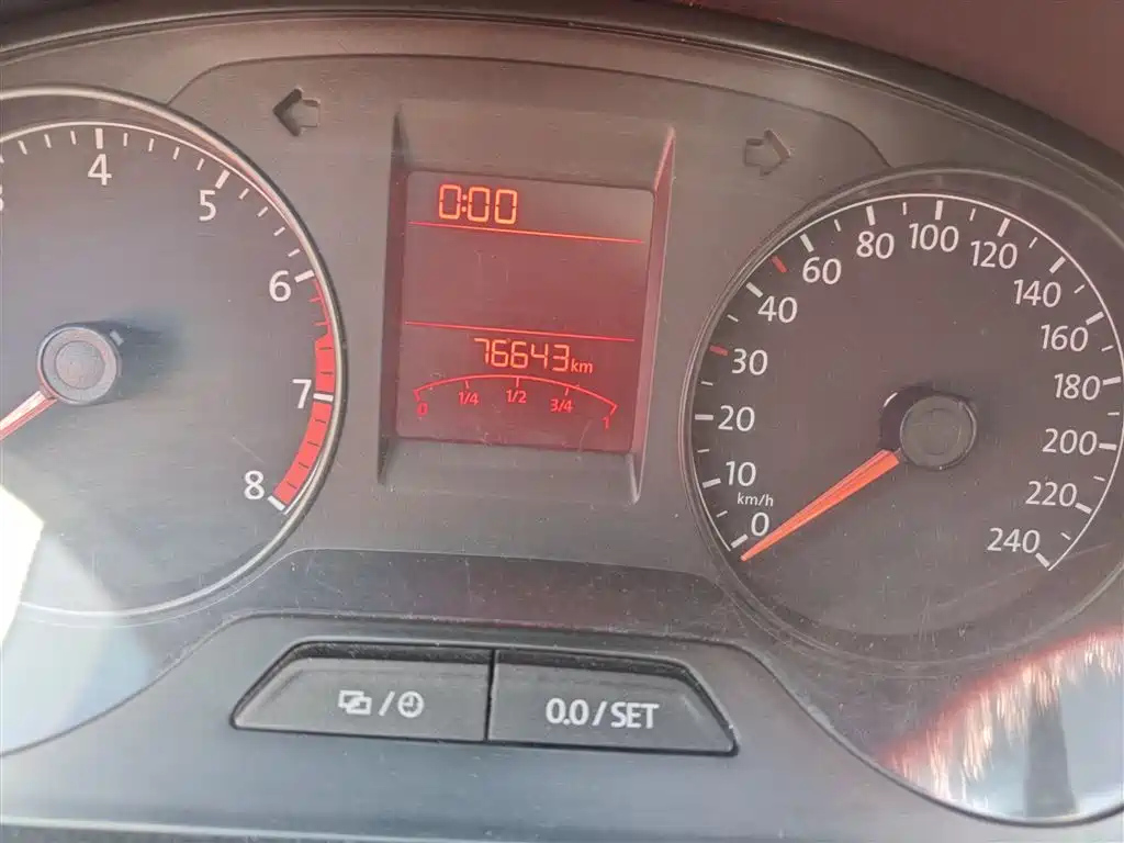 VOLKSWAGEN SANTANA 2015