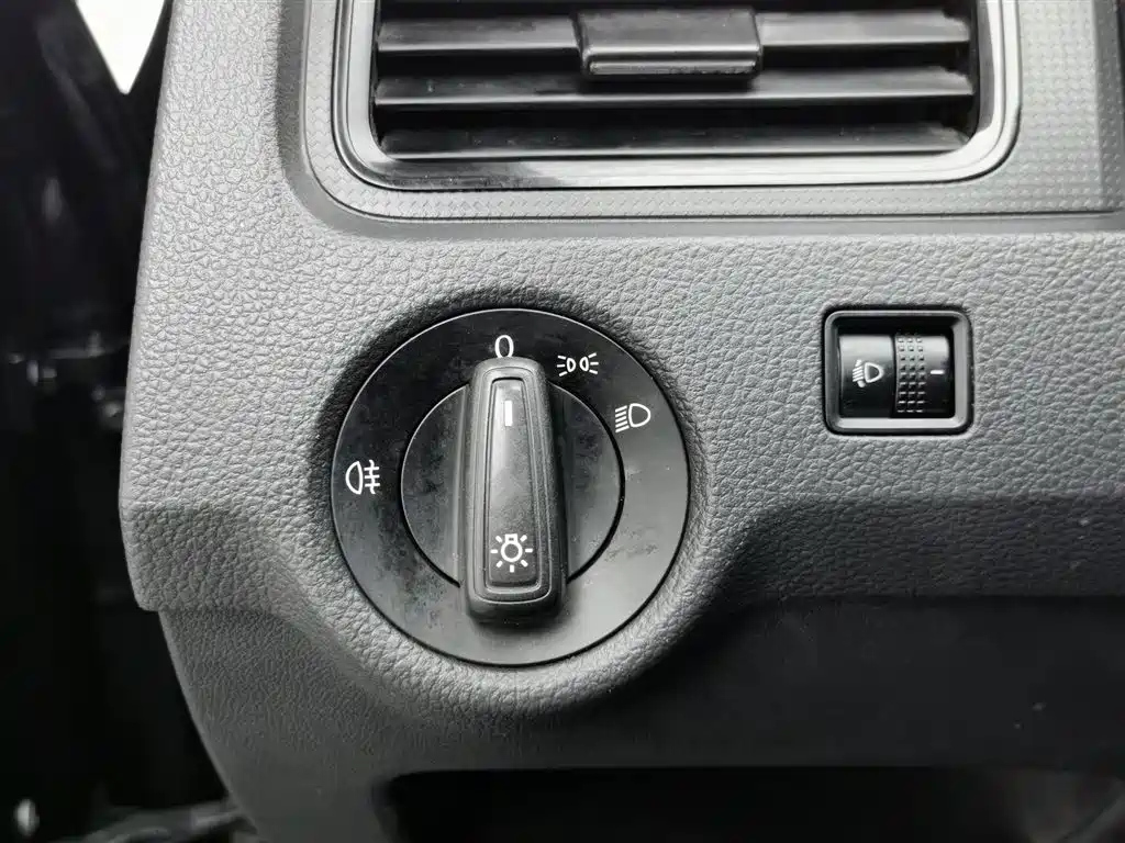 VOLKSWAGEN SANTANA 2017