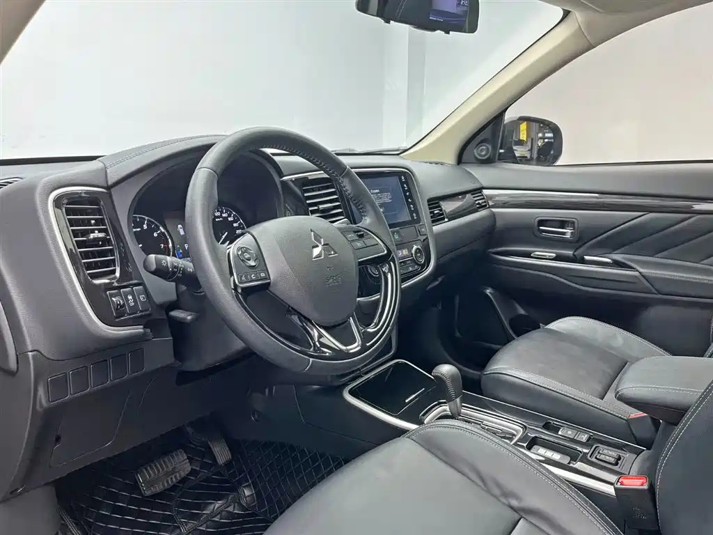 MITSUBISHI OUTLANDER 2020
