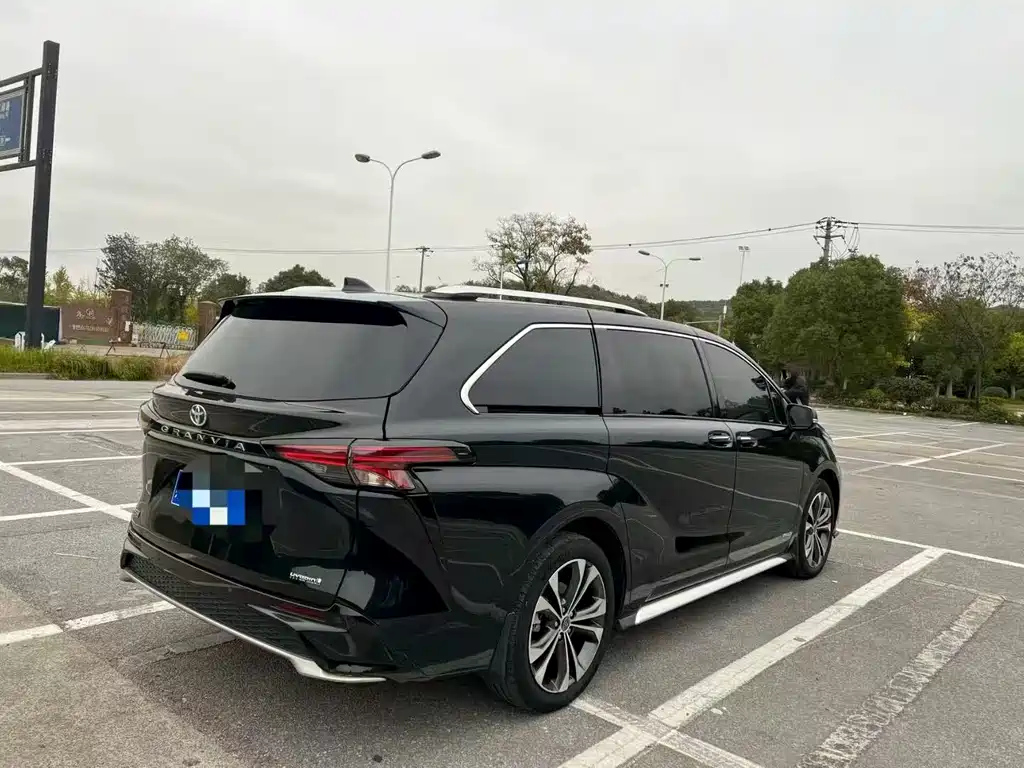 TOYOTA GRANVIA 2023