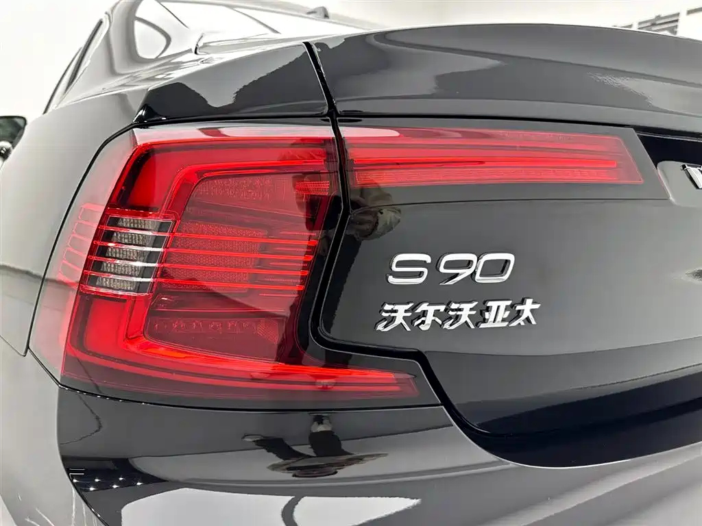 VOLVO S90 2023