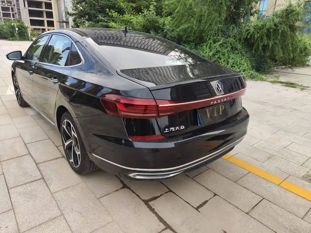 VOLKSWAGEN PASSAT 2023