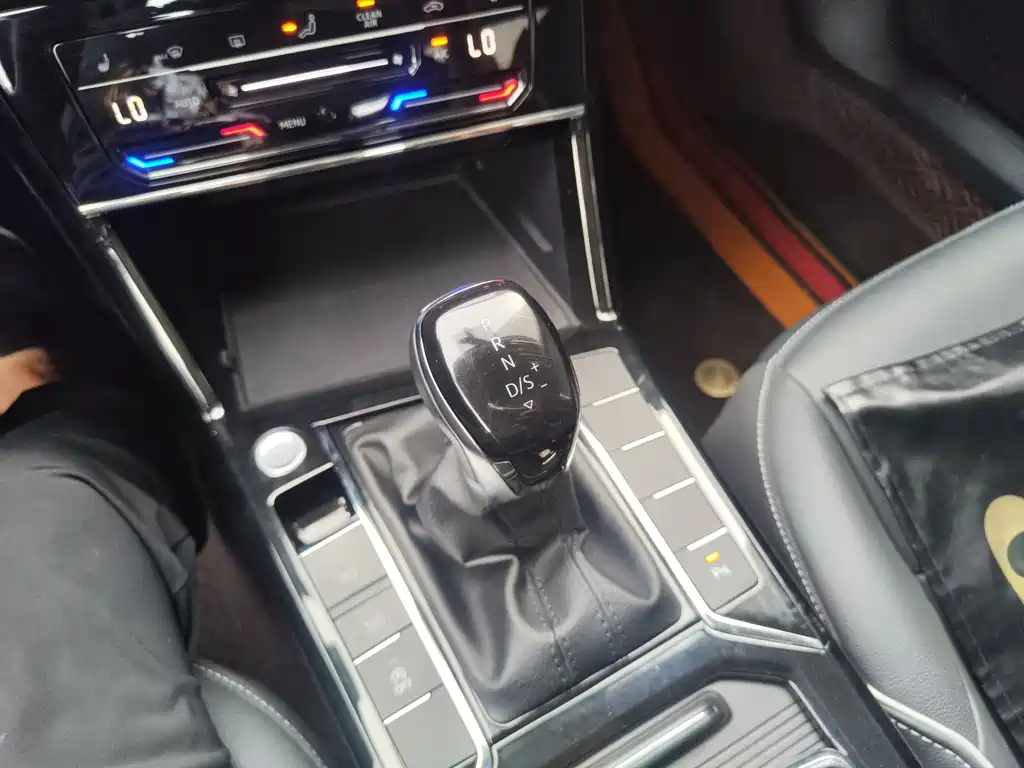VOLKSWAGEN PASSAT 2023