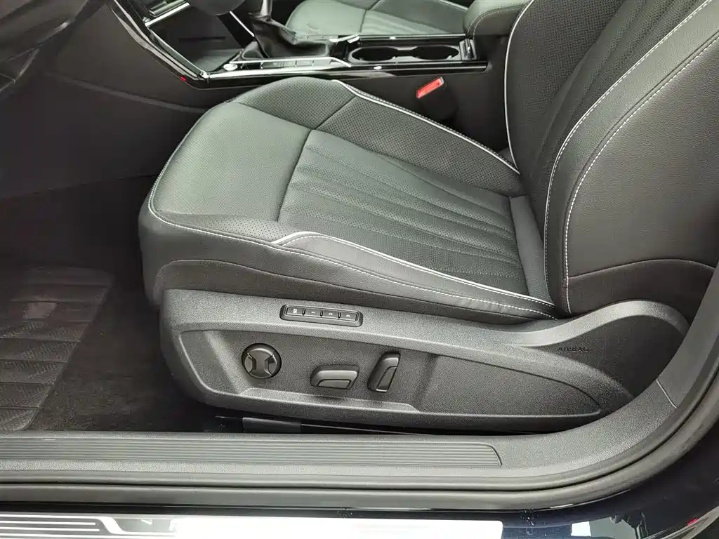 VOLKSWAGEN PASSAT 2024