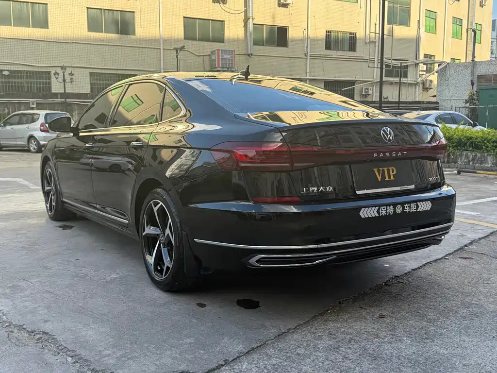 VOLKSWAGEN PASSAT 2024