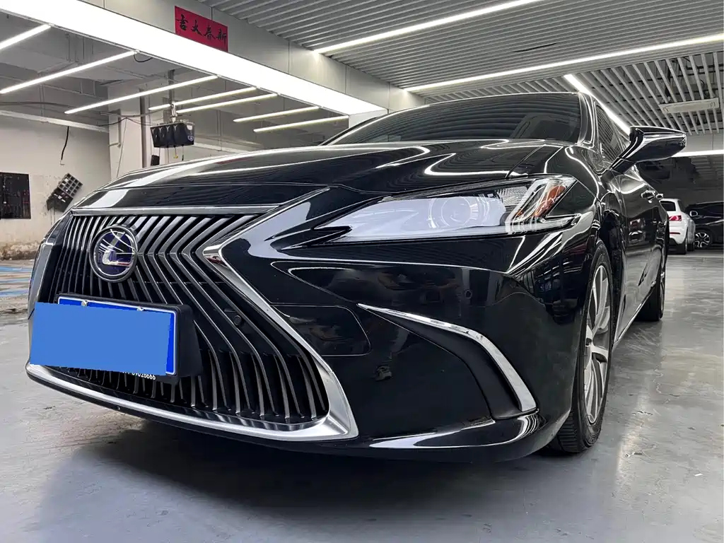 LEXUS ES 2020