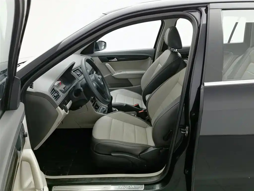 VOLKSWAGEN LAVIDA 2014