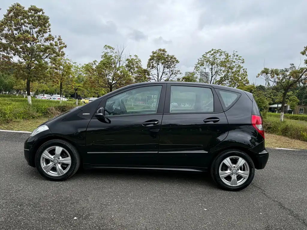 MERCEDES BENZ A-CLASS IMPORT 2011