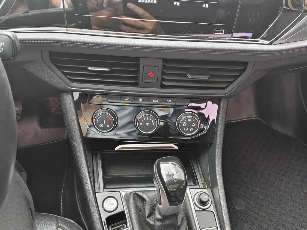 VOLKSWAGEN SAGITAR 2022