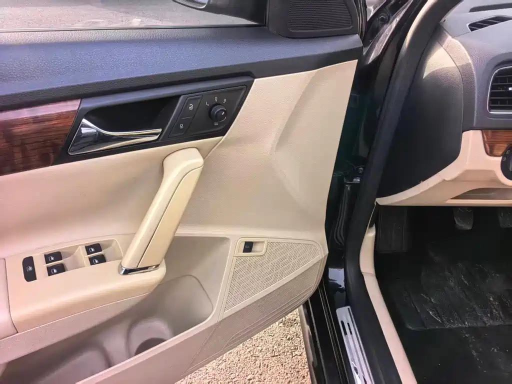 VOLKSWAGEN LAVIDA 2014