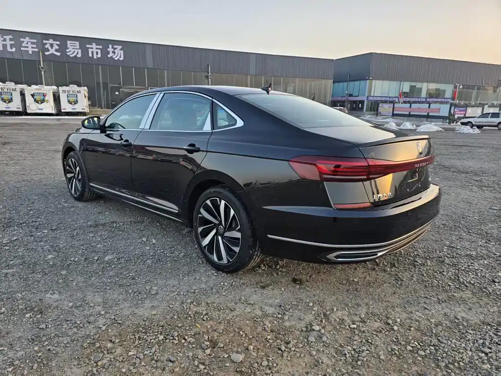 VOLKSWAGEN PASSAT 2025