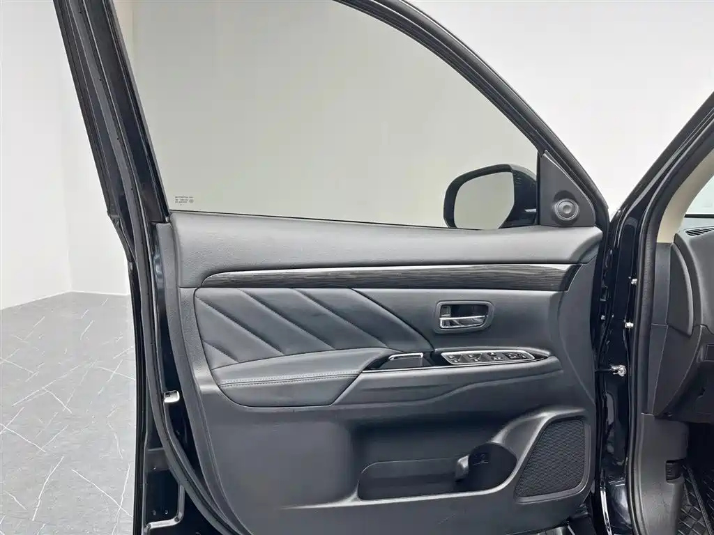 MITSUBISHI OUTLANDER 2020