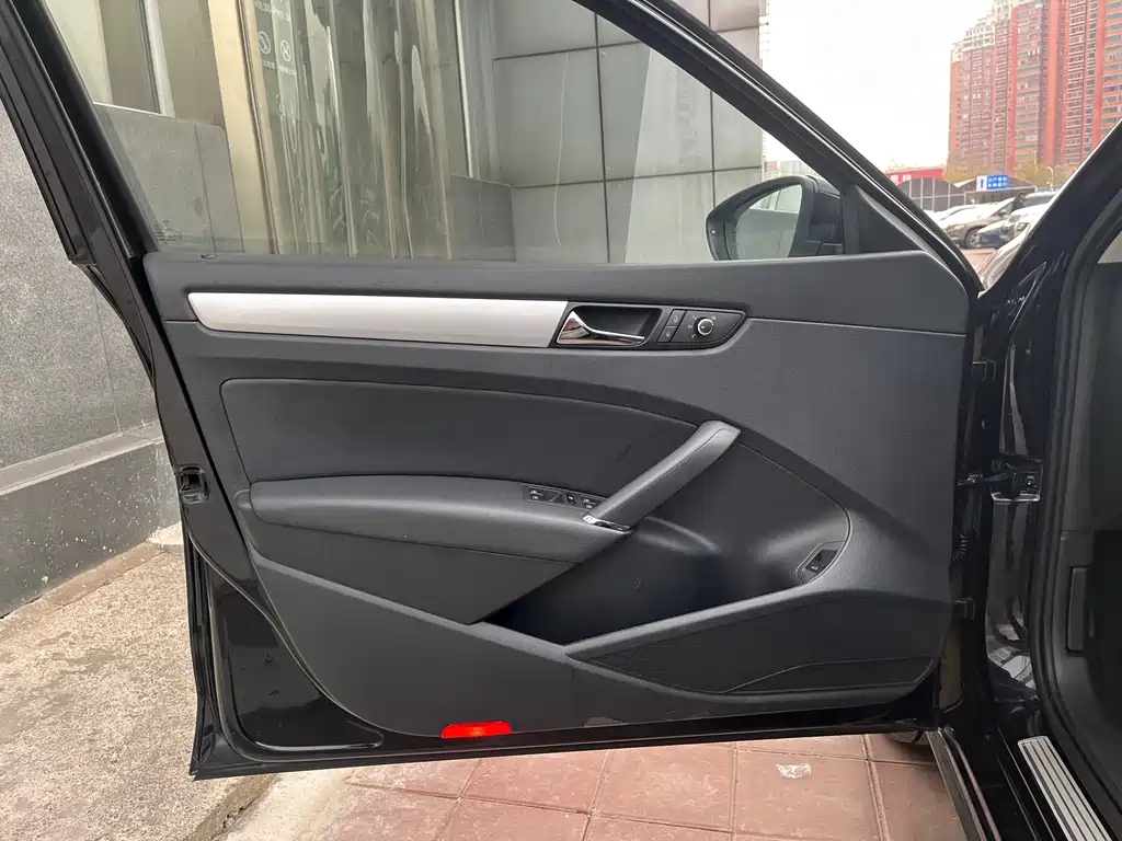 VOLKSWAGEN PASSAT 2015