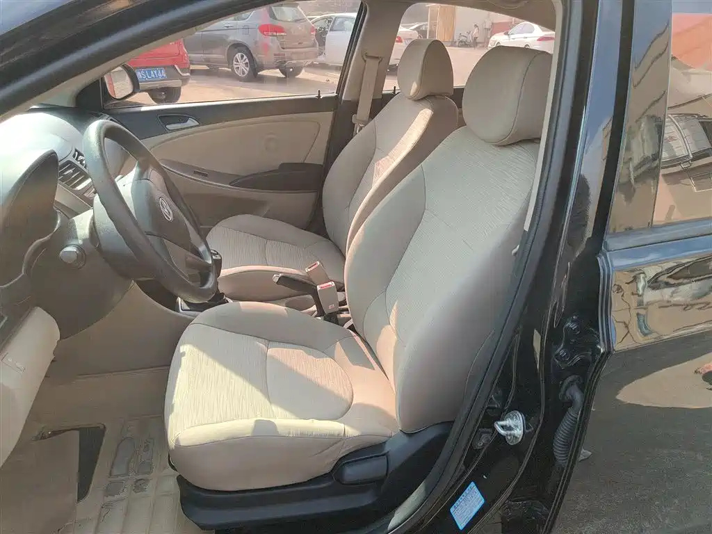 HYUNDAI SOLARIS 2016