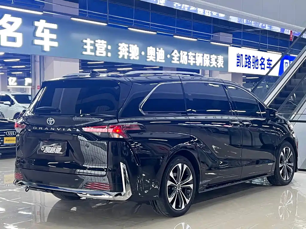 TOYOTA GRANVIA 2023