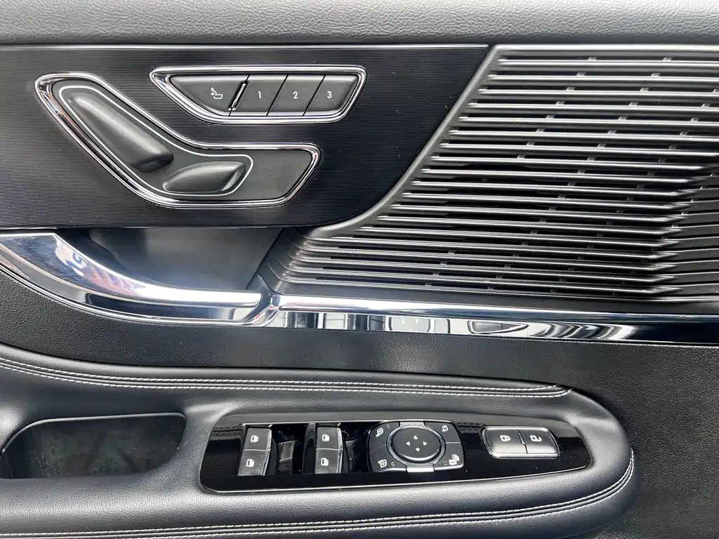 LINCOLN ADVENTURER 2020