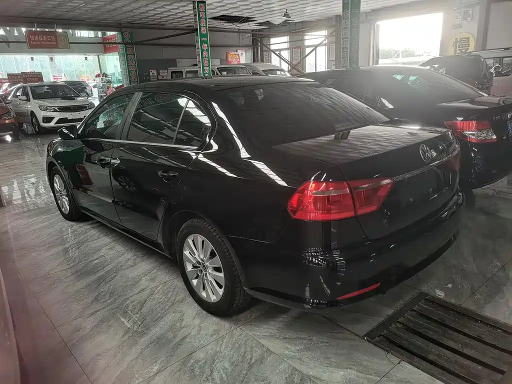 VOLKSWAGEN LAVIDA 2015