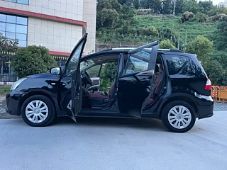 NISSAN LIVINA 2013