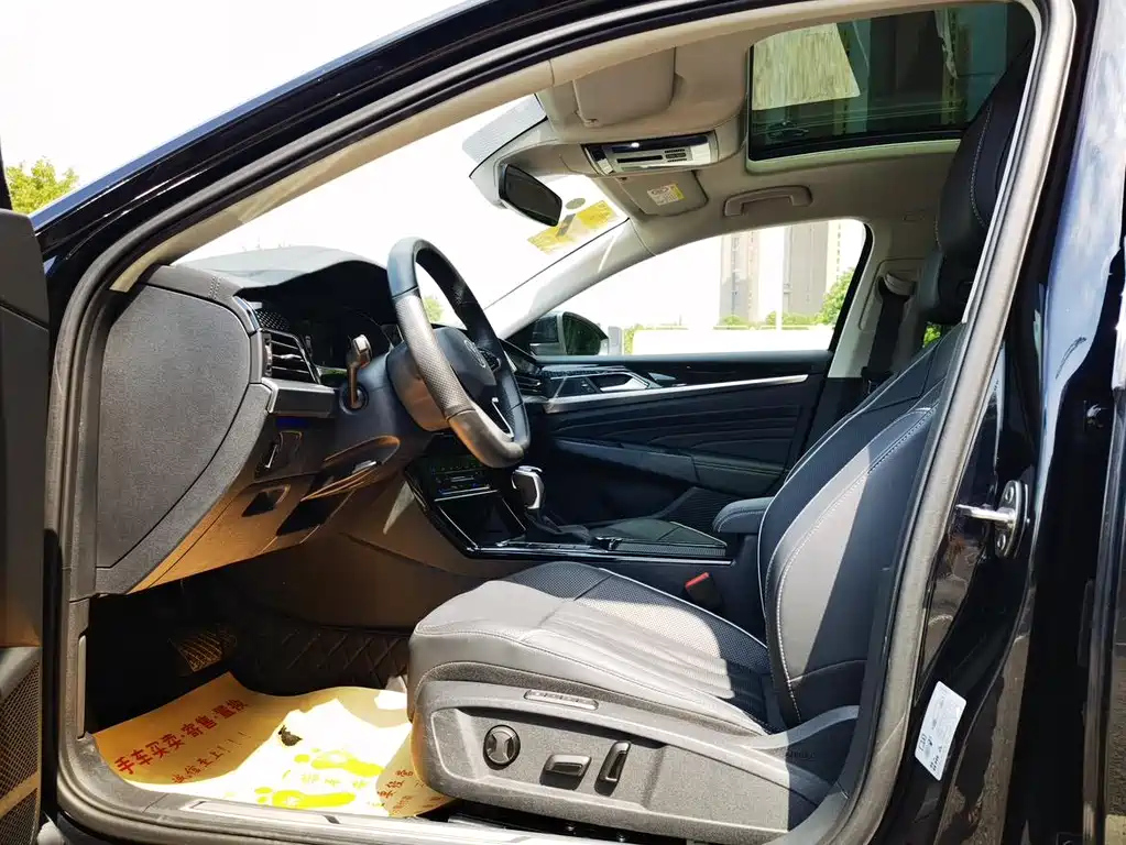 VOLKSWAGEN PASSAT 2023