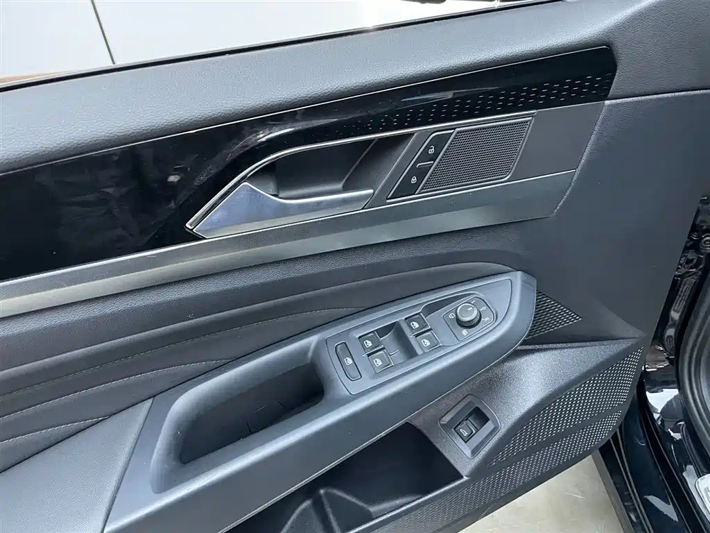 VOLKSWAGEN PASSAT 2023