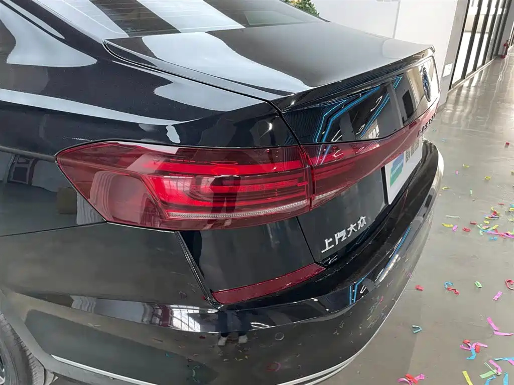 VOLKSWAGEN PASSAT 2023