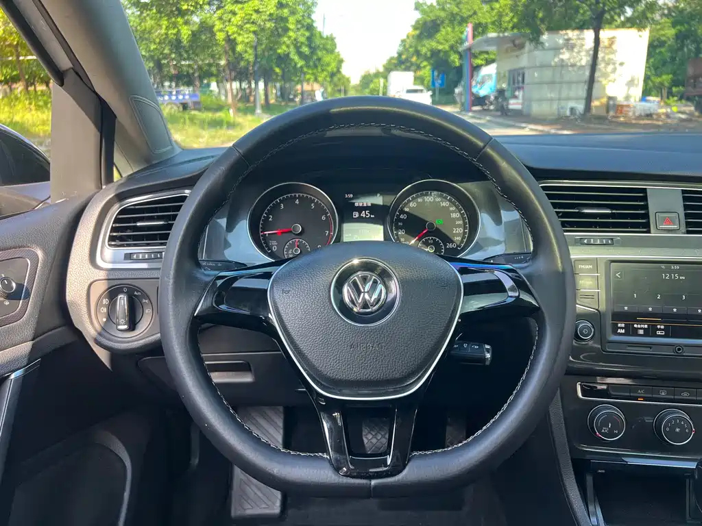 VOLKSWAGEN GOLF 2017