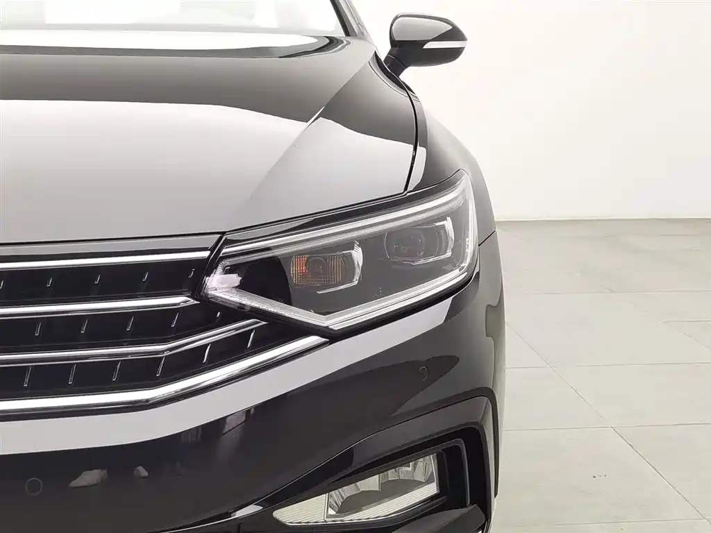VOLKSWAGEN MAGOTAN 2023