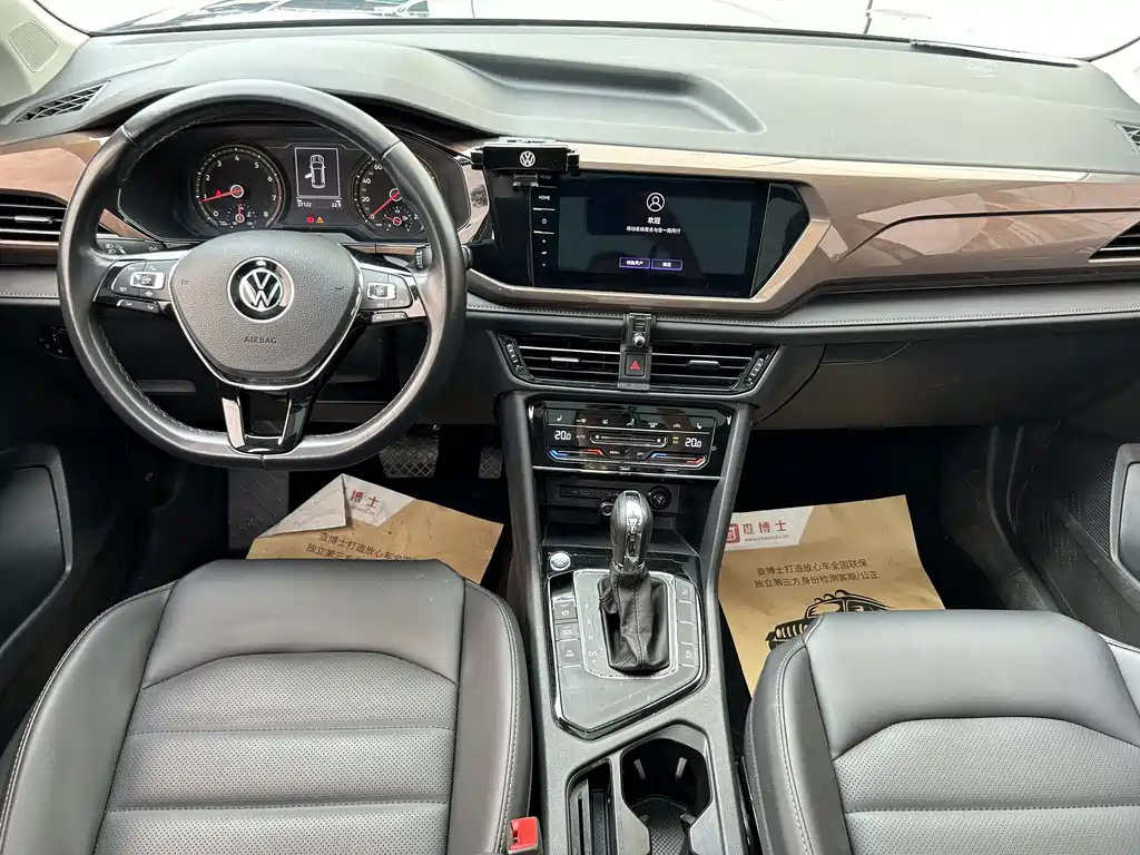 VOLKSWAGEN THARU 2022