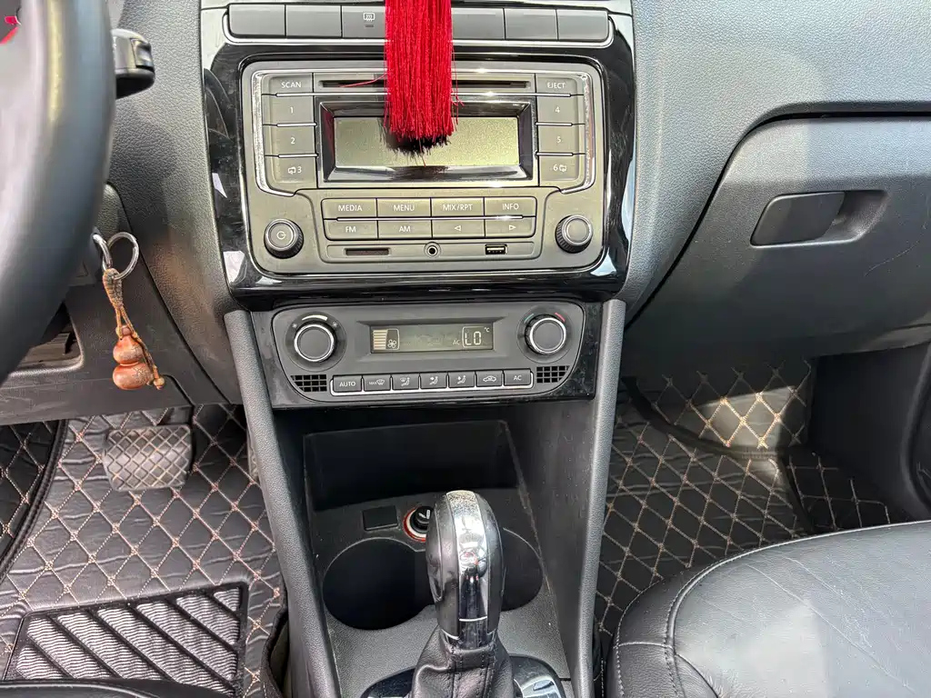 VOLKSWAGEN POLO 2013