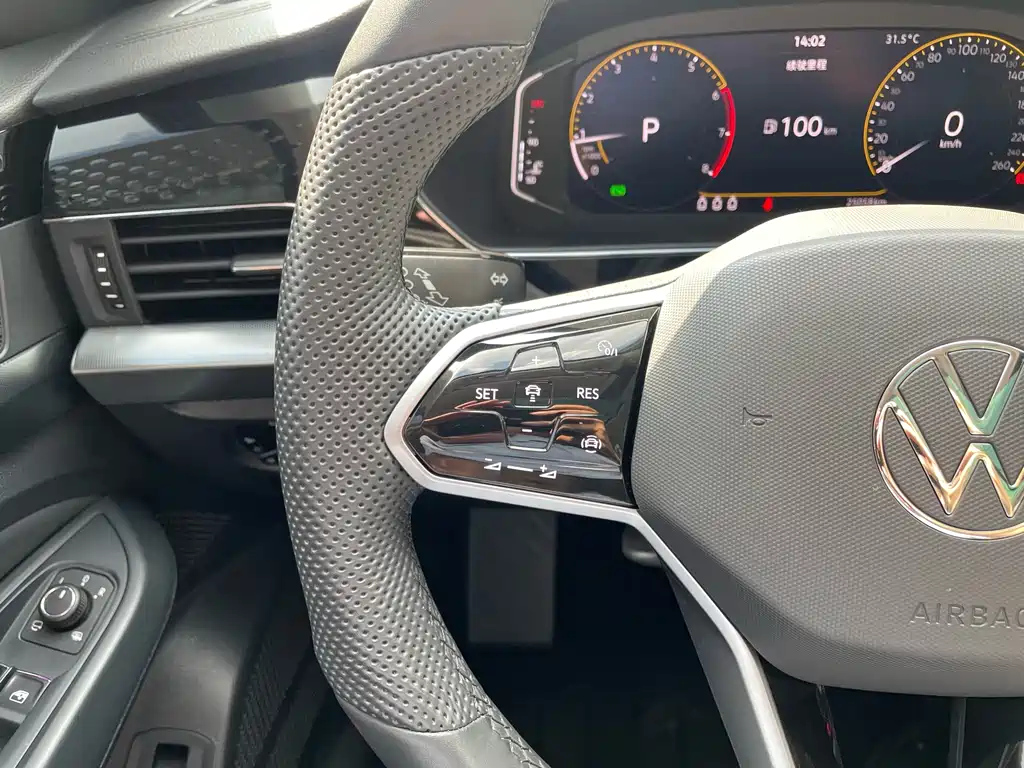 VOLKSWAGEN PASSAT 2024