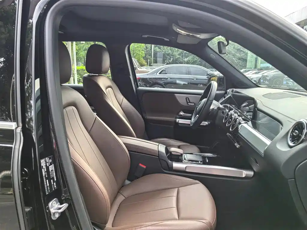 MERCEDES BENZ GLB 2023