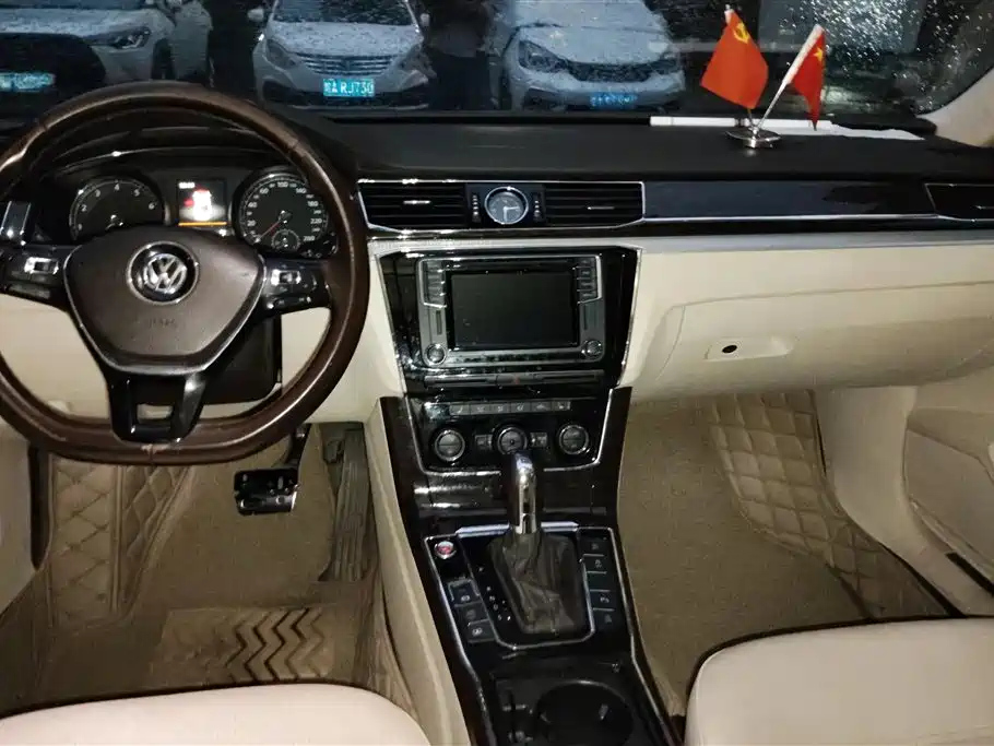 VOLKSWAGEN PASSAT 2017