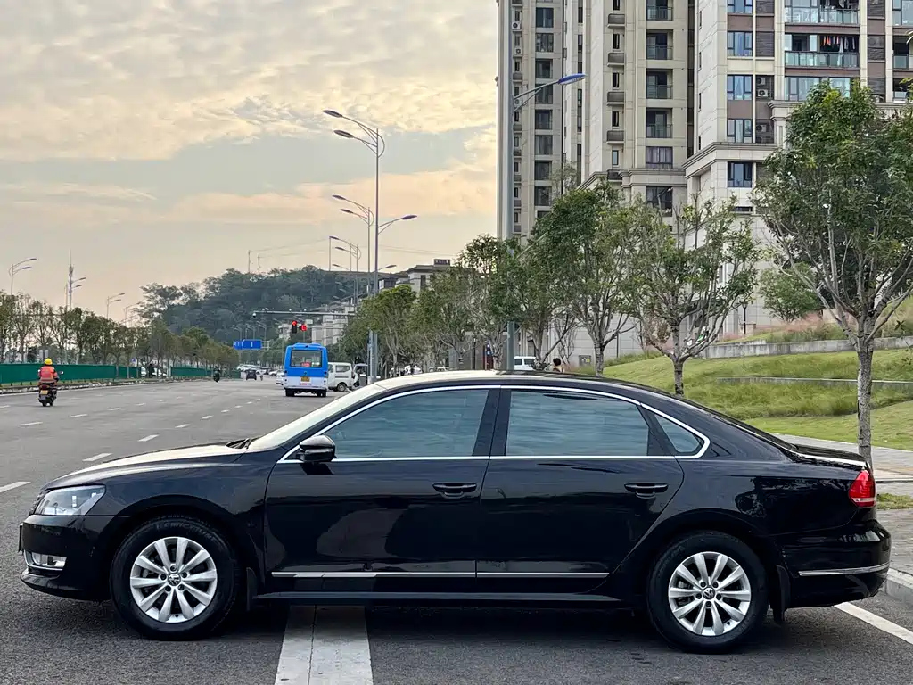 VOLKSWAGEN PASSAT 2012