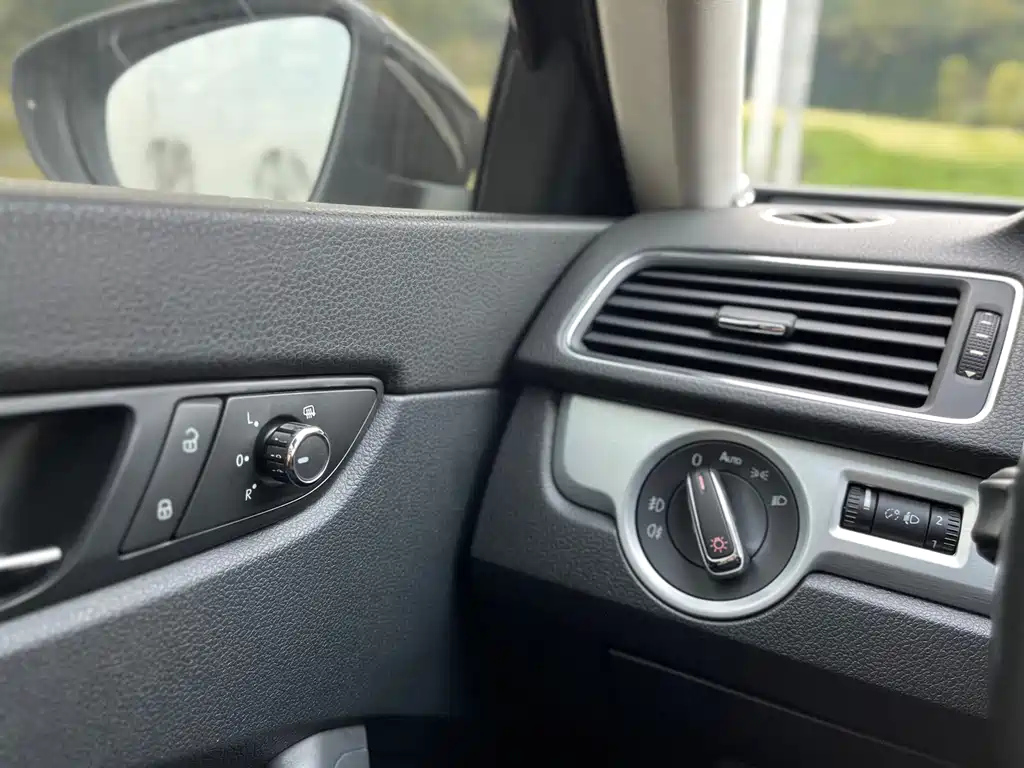 VOLKSWAGEN PASSAT 2012