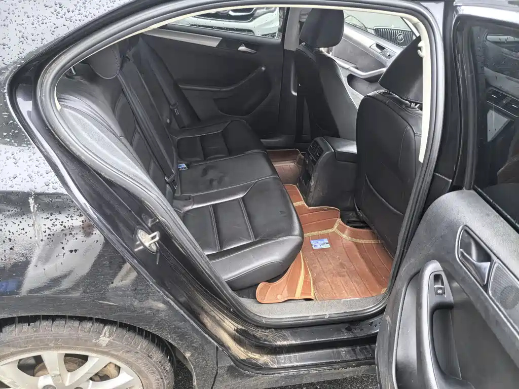 VOLKSWAGEN SAGITAR 2012