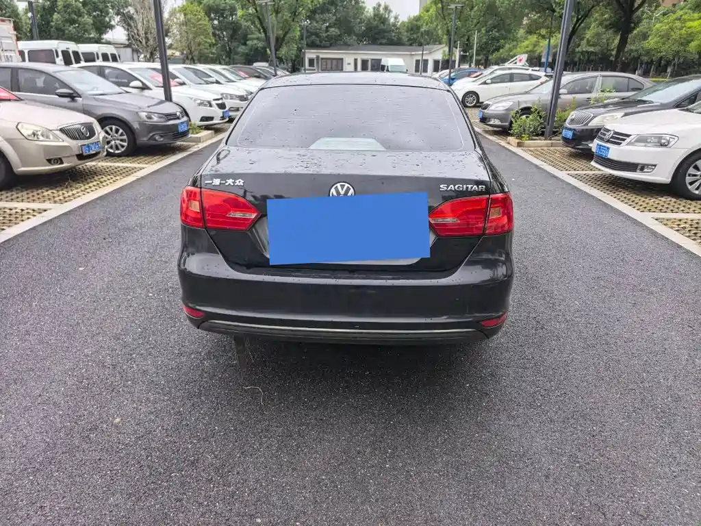 VOLKSWAGEN SAGITAR 2012