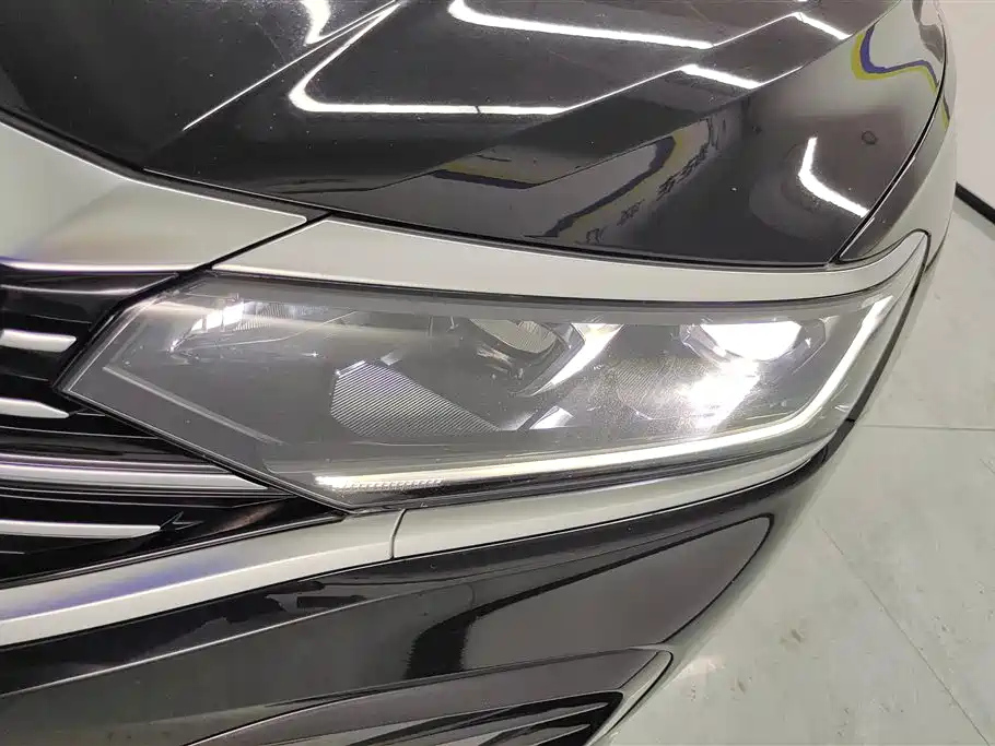 VOLKSWAGEN PASSAT 2023